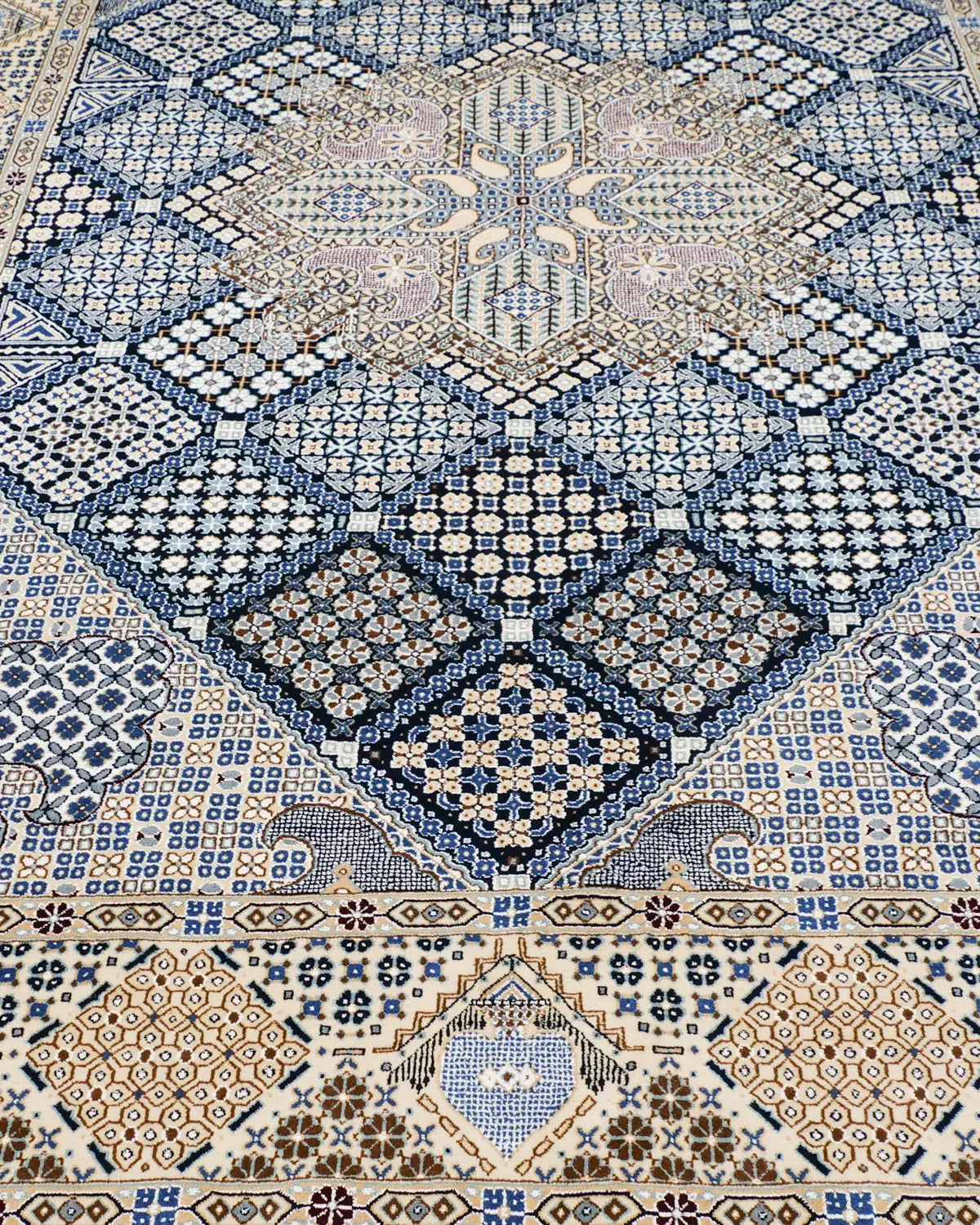 手織り絨毯 ナイン産ウール 伝統文様