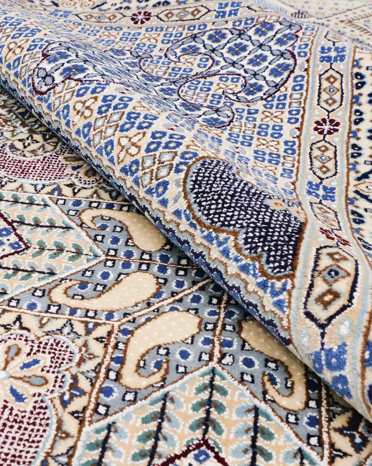 ナイン産ウール手織りラグ 格調あるデザイン