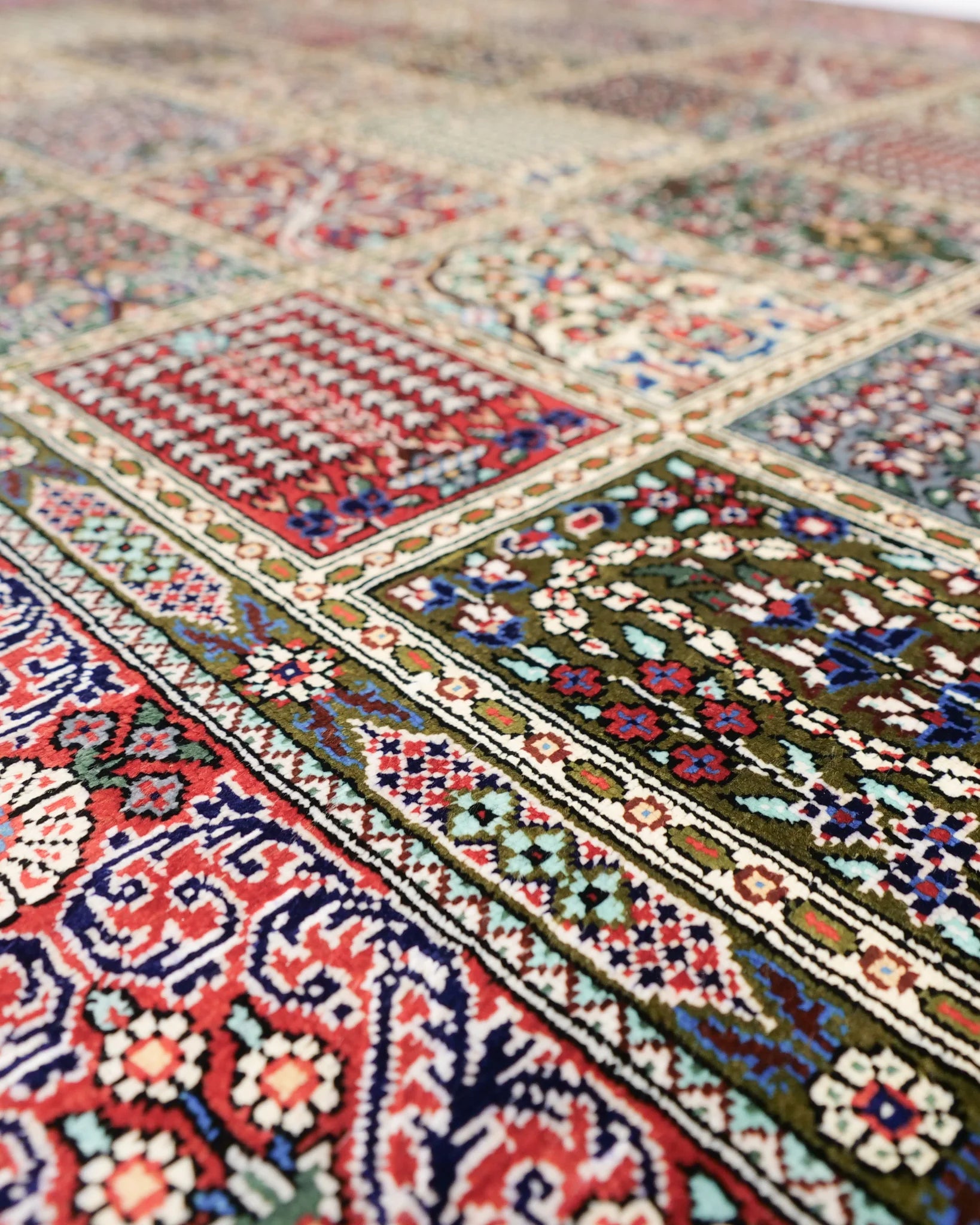 ペルシャ絨毯 クムシルク100% ザエリ工房 189万円 ペルシャ絨毯 ペルシャ絨毯 クムシルク100% ザエリ工房 189万円 ペルシャ絨毯