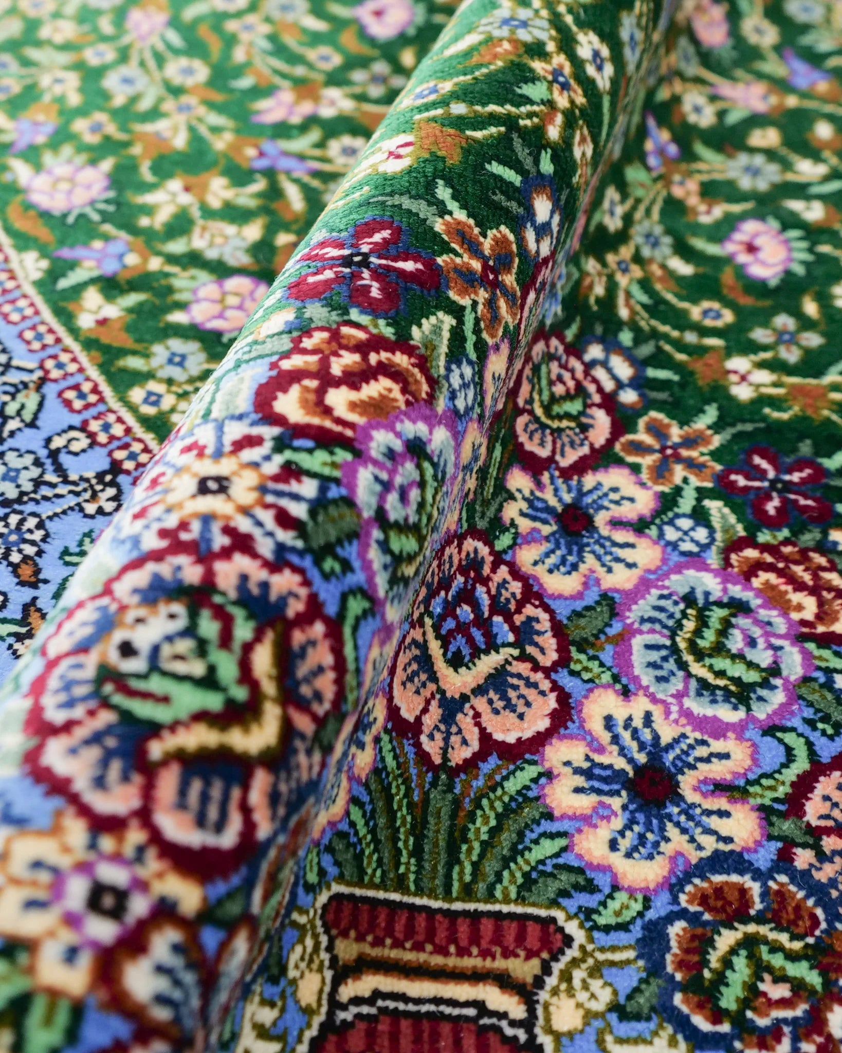 ペルシャ絨毯 クム産 シラジ工房 シルク手織りラグ（楕円形 80×119cm）ブルー×グリーン 花瓶と花模様入り 玄関マットにも最適