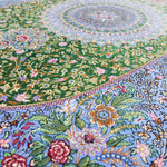 ペルシャ絨毯 クム産 シラジ工房 シルク手織りラグ（楕円形 80×119cm）ブルー×グリーン 花瓶と花模様入り 玄関マットにも最適