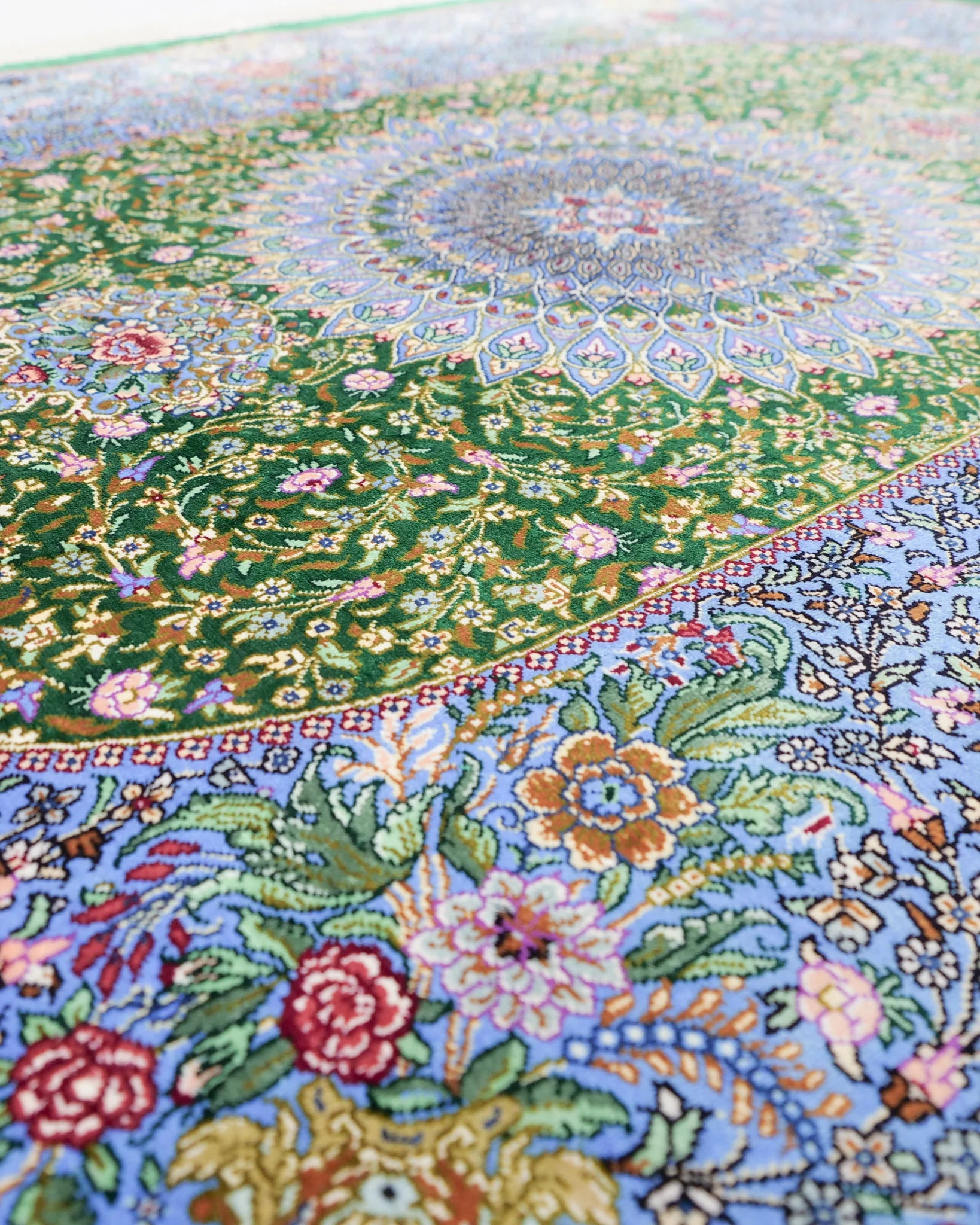 ペルシャ絨毯 クム産 シラジ工房 シルク手織りラグ（楕円形 80×119cm）ブルー×グリーン 花瓶と花模様入り 玄関マットにも最適