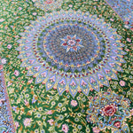 ペルシャ絨毯 クム産 シラジ工房 シルク手織りラグ（楕円形 80×119cm）ブルー×グリーン 花瓶と花模様入り 玄関マットにも最適