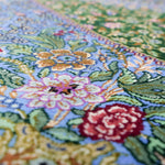 ペルシャ絨毯 クム産 シラジ工房 シルク手織りラグ（楕円形 80×119cm）ブルー×グリーン 花瓶と花模様入り 玄関マットにも最適