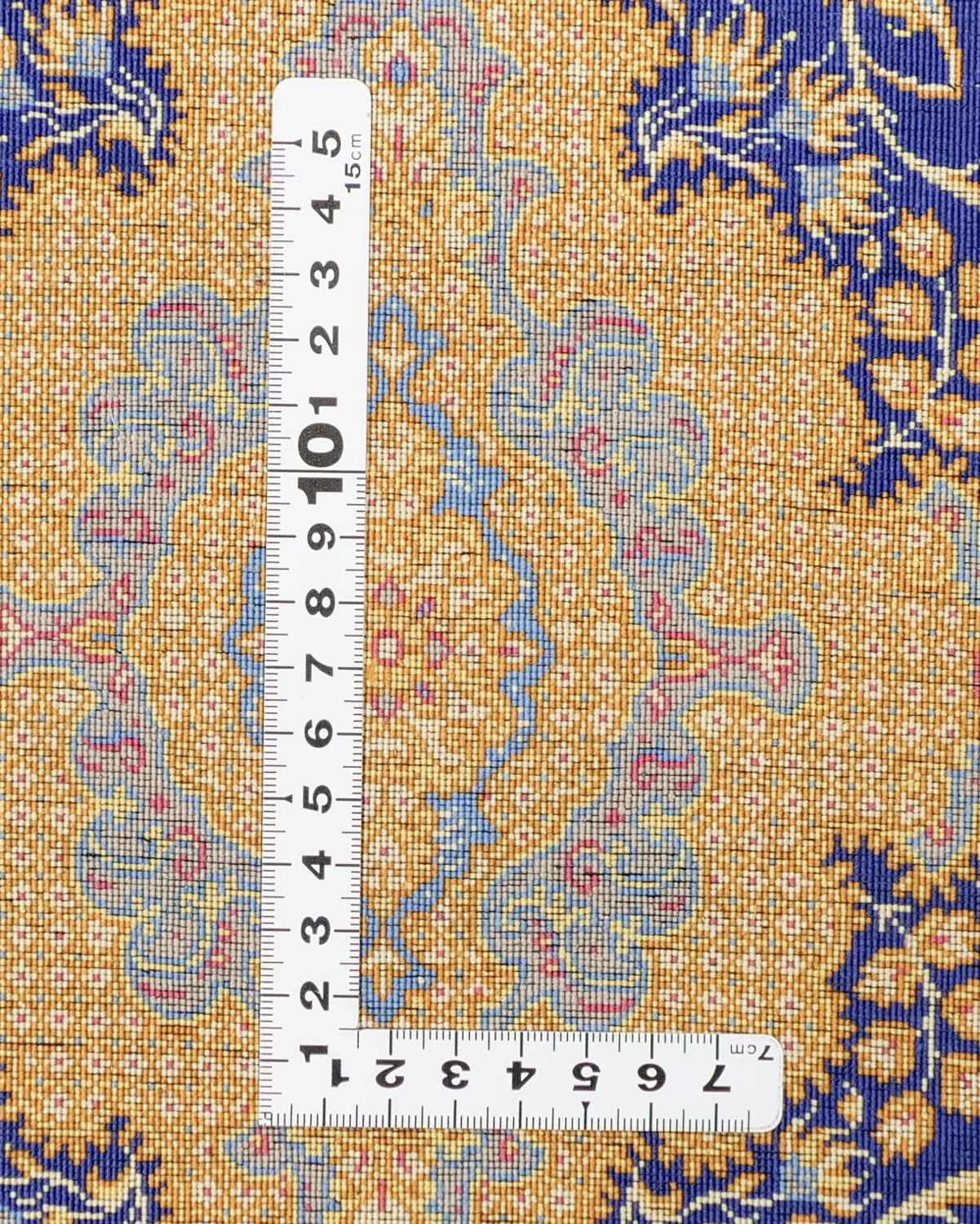 クム産シルクのペルシャ絨毯 エラミ工房 60×90cm 高級手織りラグ 玄関マット 唐草と幾何学メダリオンのデザイン