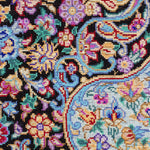 バザルガン工房によるクム産ペルシャ絨毯。青いシルク素材を用いた130×204cmの手織りラグ。