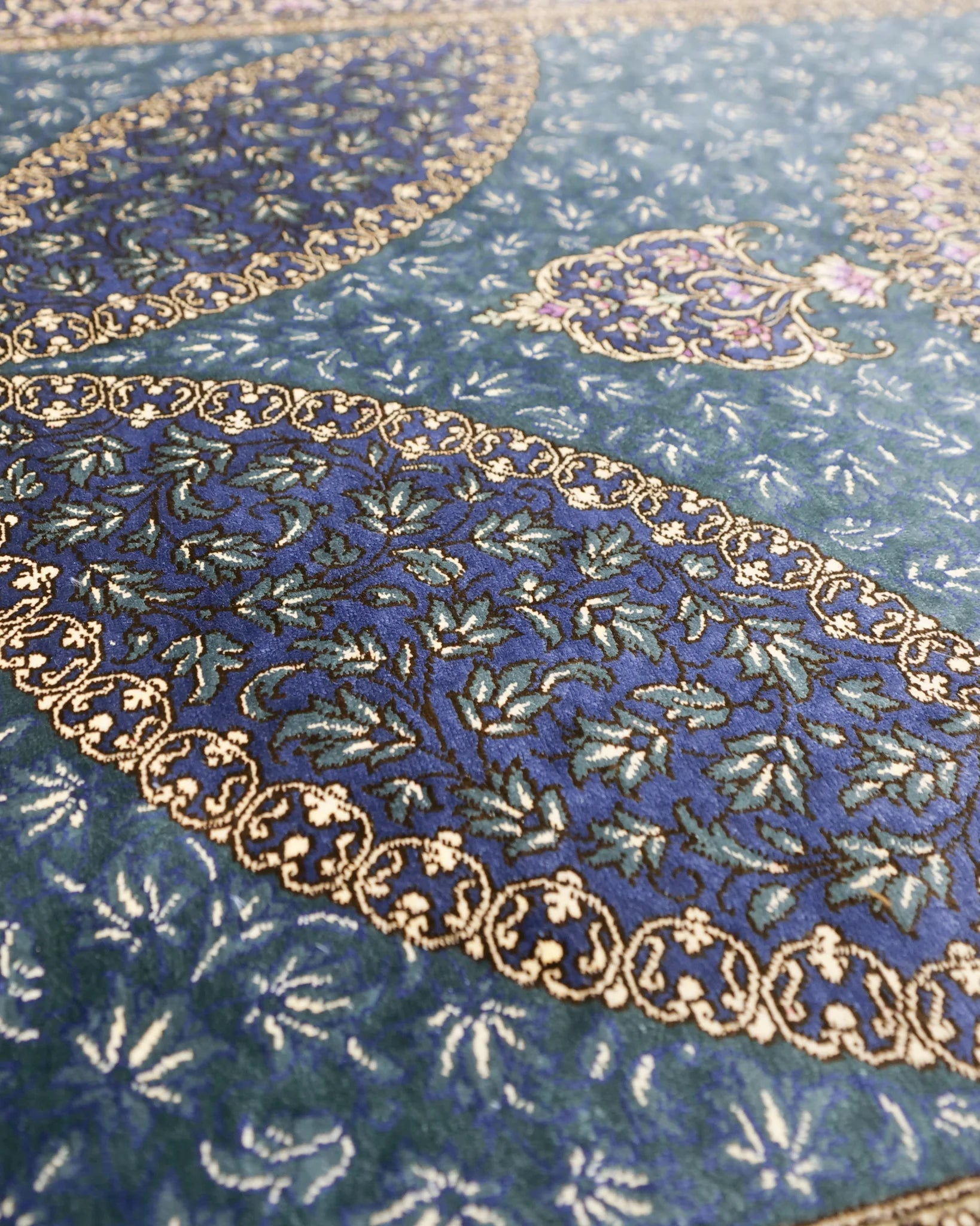 ペルシャ絨毯 クム産 ムサビ工房 シルク 約76cm x 118cm|SATHI RUGS ペルシャ絨毯 クム産 ムサビ工房 シルク 約76cm x 118cm|SATHI RUGS