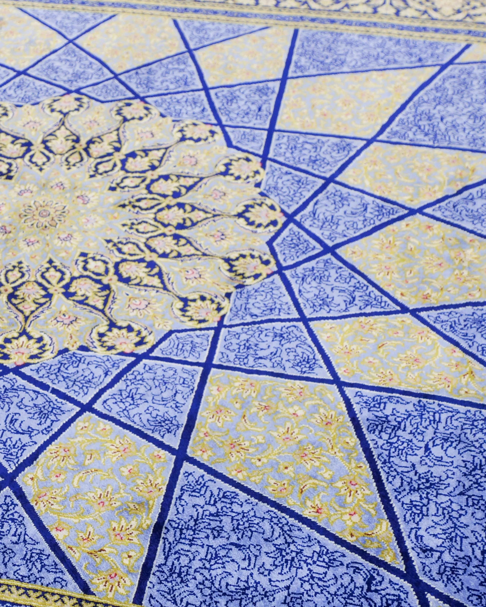 ペルシャ絨毯 クム産 ムサビ工房 シルク 130x200cm 星形メダリオン 唐草模様 手織り 高級ラグ