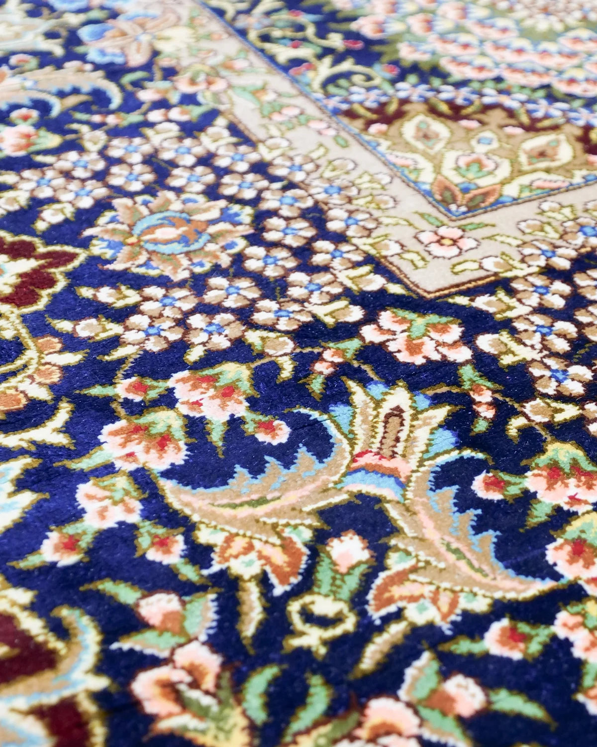 ペルシャ絨毯 クム産 シラジ工房 約135×200cm|SATHI RUGS ペルシャ絨毯 クム産 シラジ工房 約135×200cm|SATHI RUGS