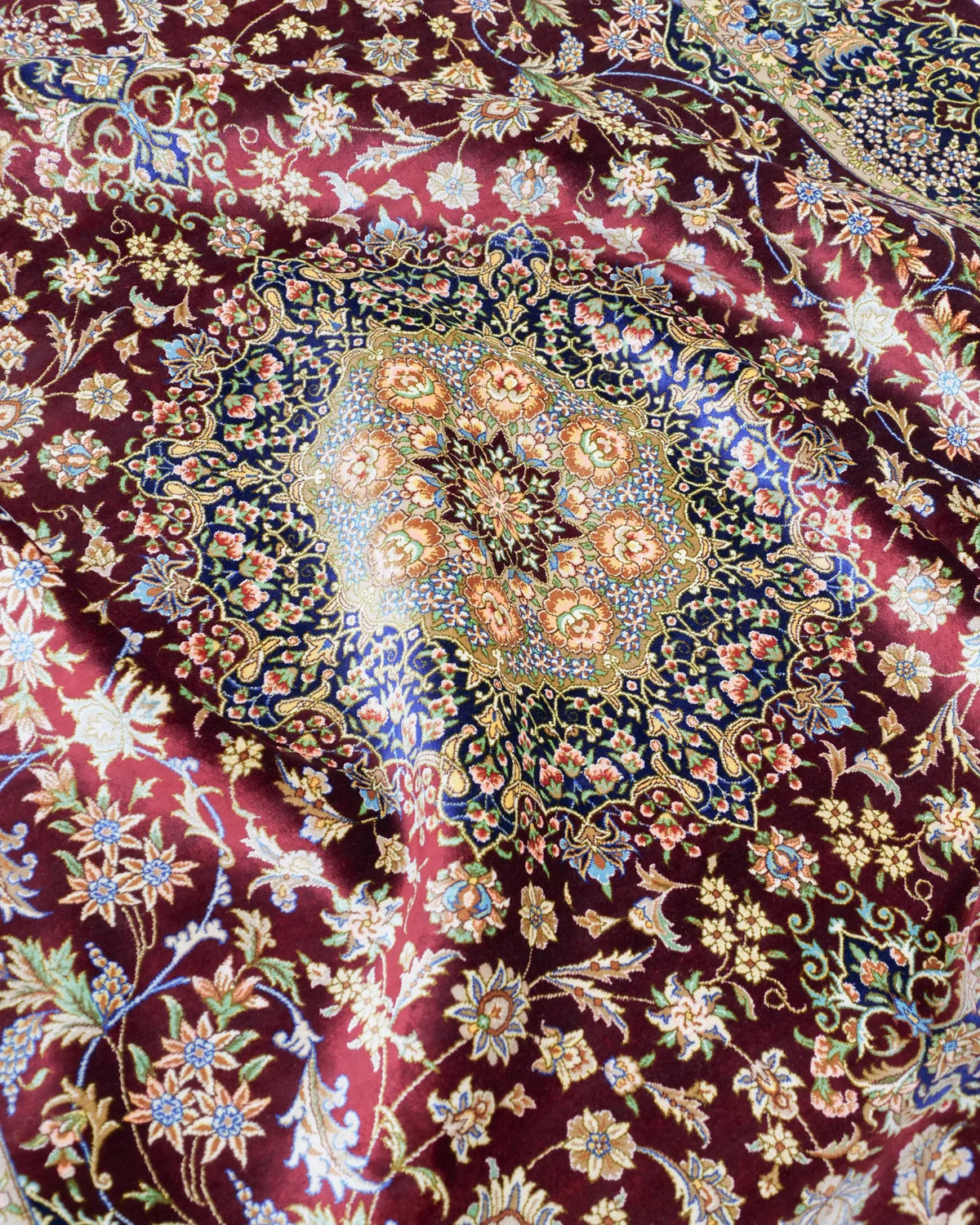 ペルシャ絨毯 クム産 シラジ工房 シルク 135×200cm 赤 リビング 手織り ペルシャ絨毯 クム産 シラジ工房 シルク 135×200cm 赤 リビング 手織り