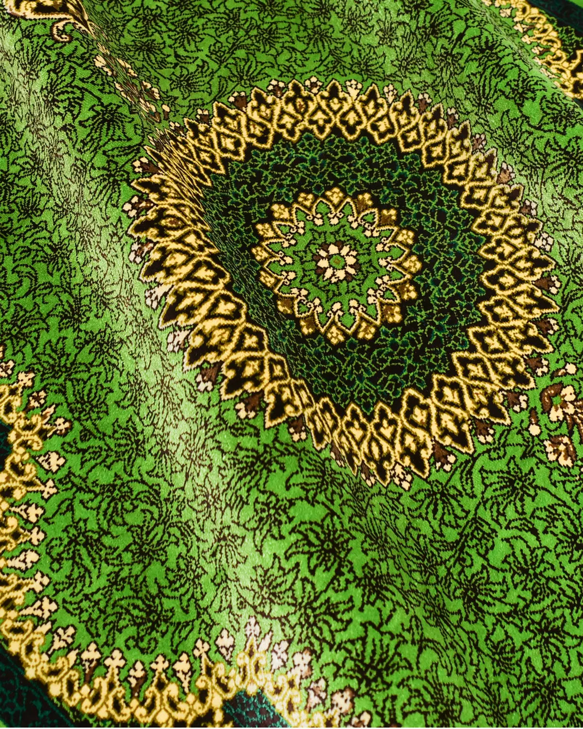 ペルシャ絨毯 シルク クム産 ガンバルザデ工房 グリーン基調の繊細な植物文様