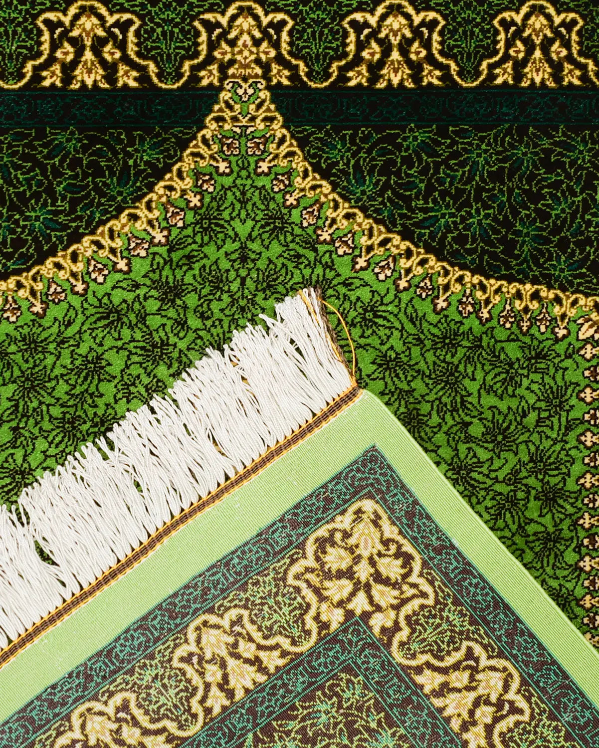 ベッドサイドに適したクム産シルク手織りペルシャ絨毯 ガンバルザデ工房