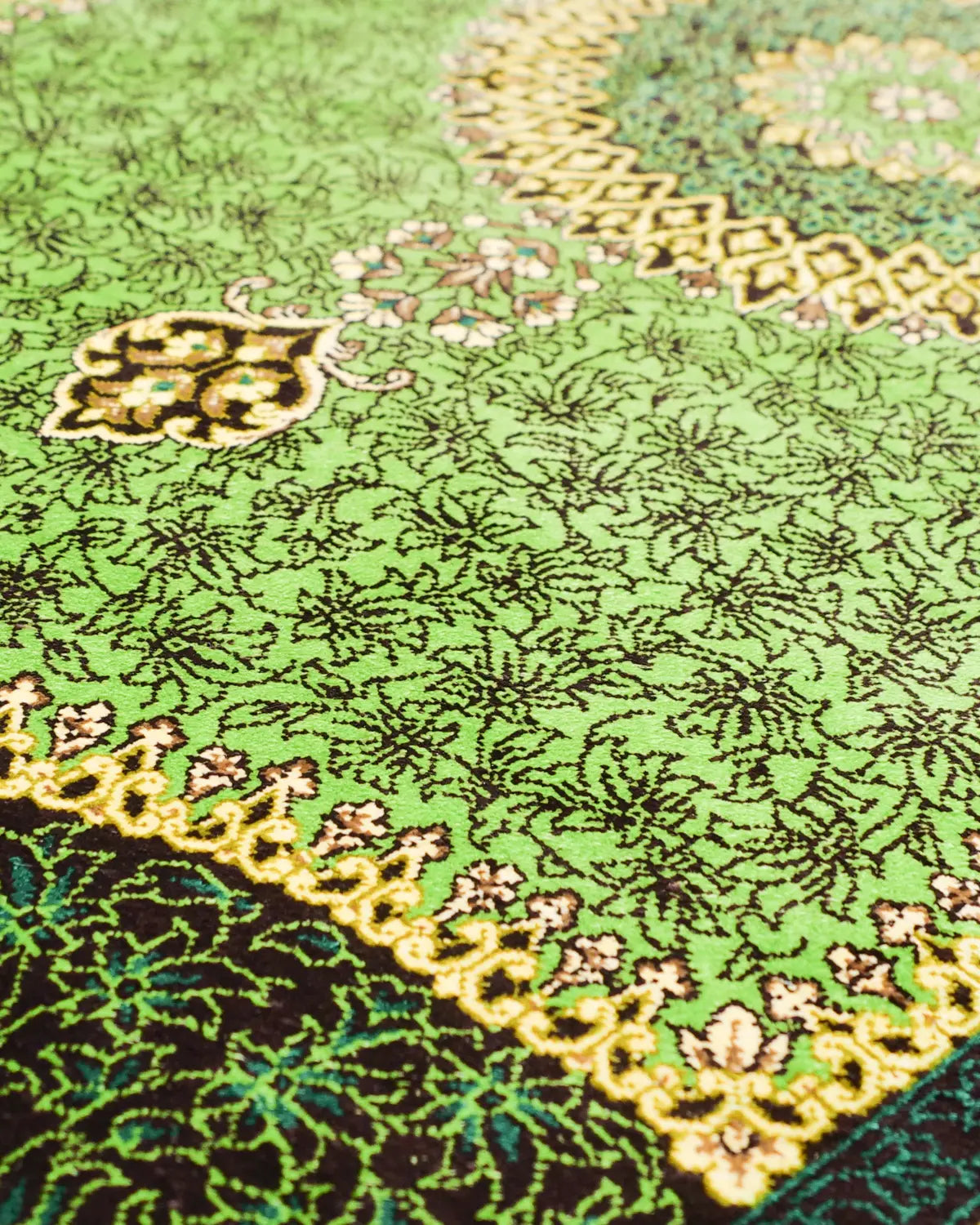 クム産高級シルクペルシャ絨毯 ガンバルザデ工房 エスリミ文様の美しい一枚