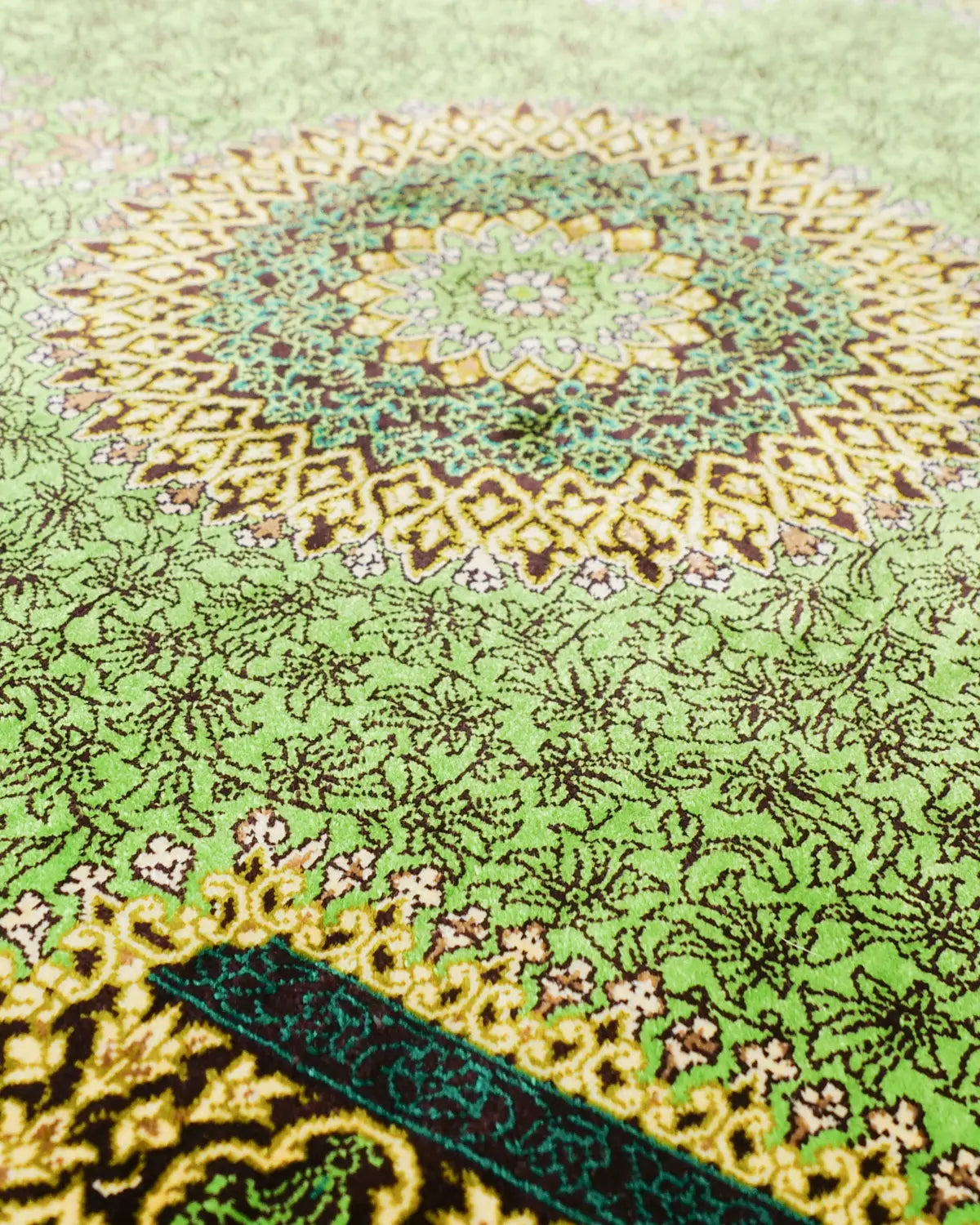 シルク特有の艶が際立つクム産ペルシャ絨毯 ガンバルザデ工房 手織り作品