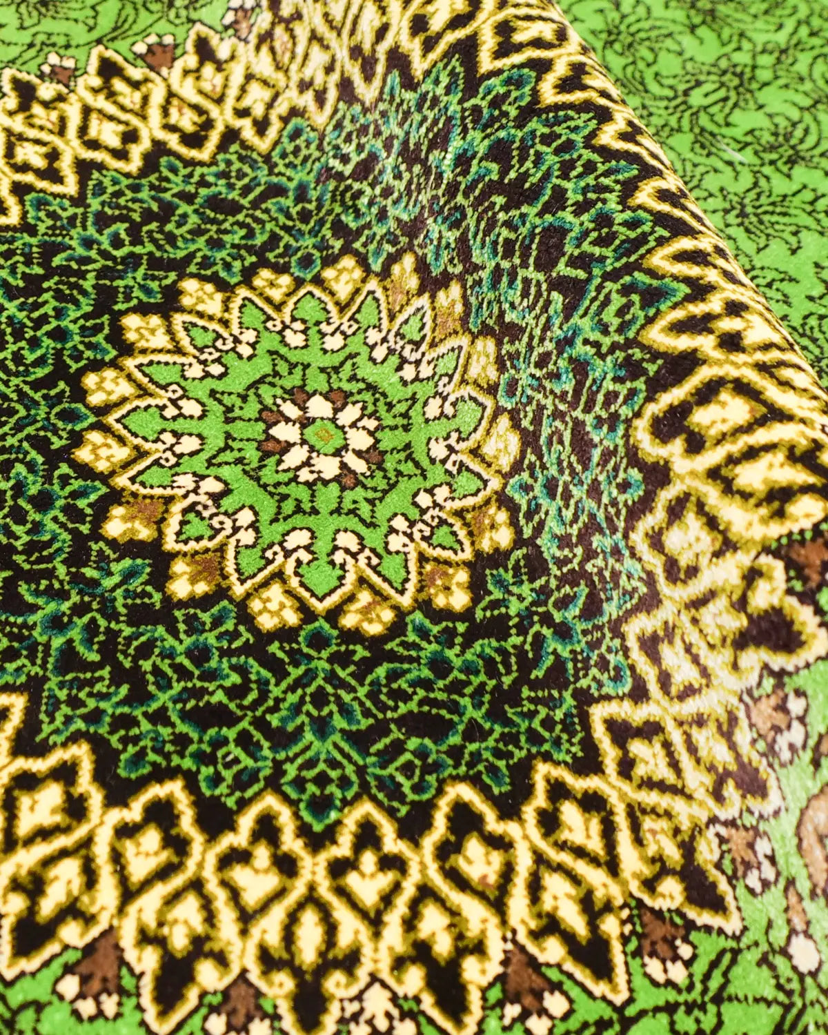 ペルシャ絨毯 クム シルク ガンバルザデ工房 直線と曲線が調和した洗練デザイン