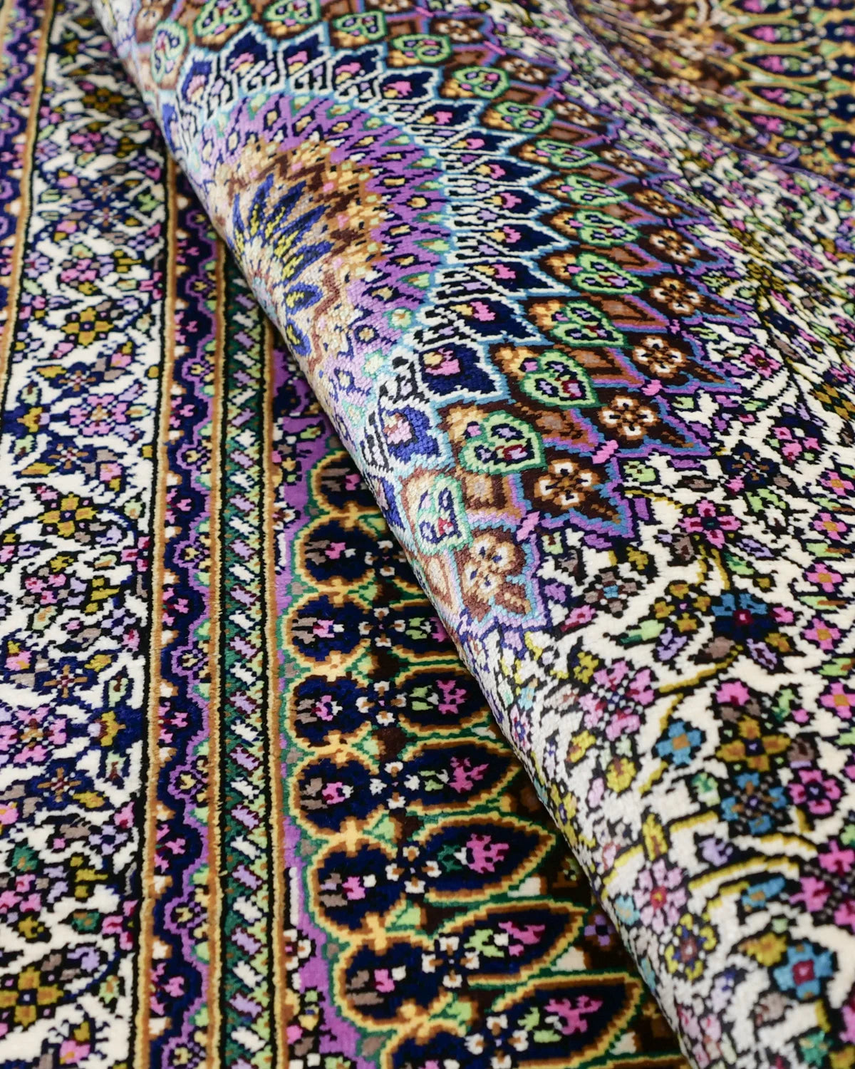 クム産ペルシャ絨毯 シルクの光沢が際立つアリプール工房 約60×90cm