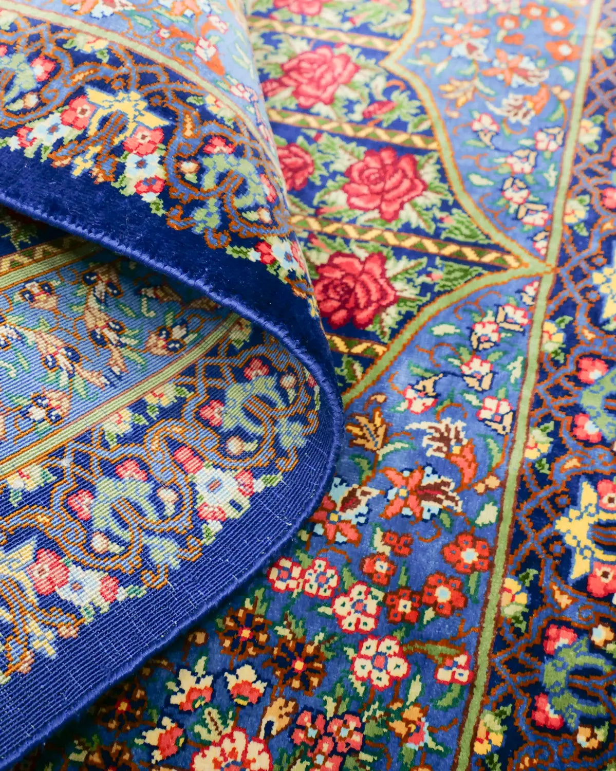 クム産シルク絨毯 花文様 四隅に花瓶 小ぶりラグ