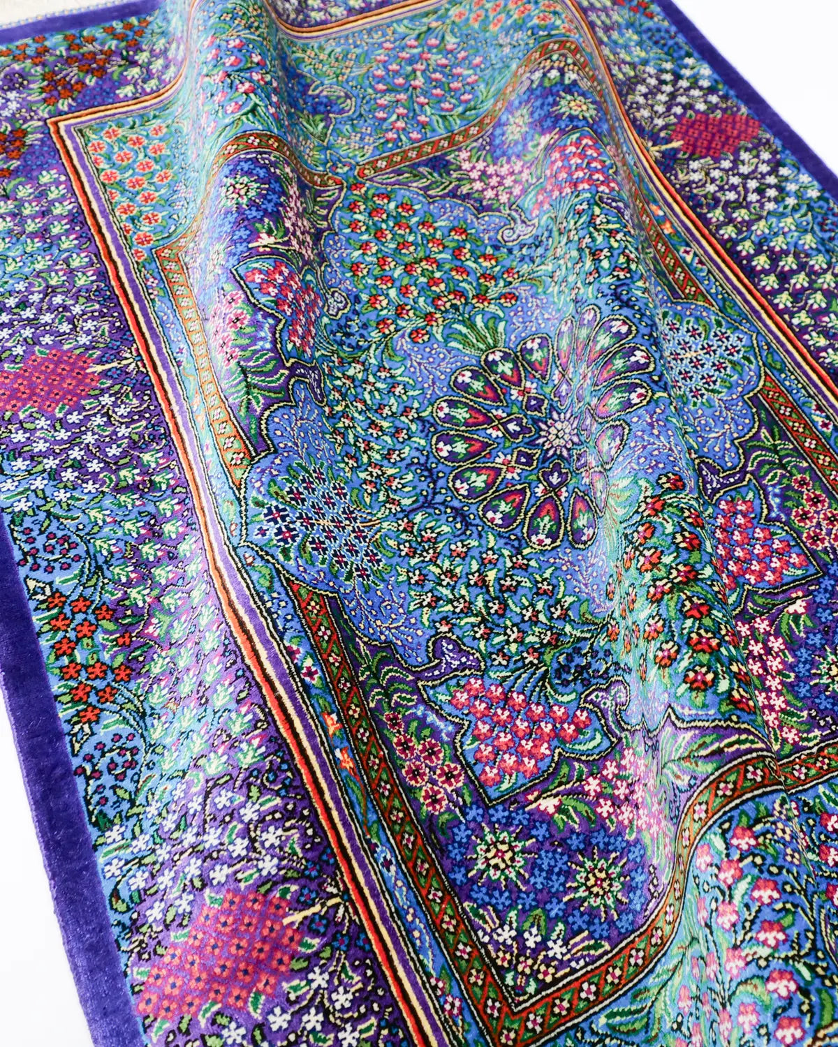 クム産シルクペルシャ絨毯 小型ラグ 花の流れを描くデザイン