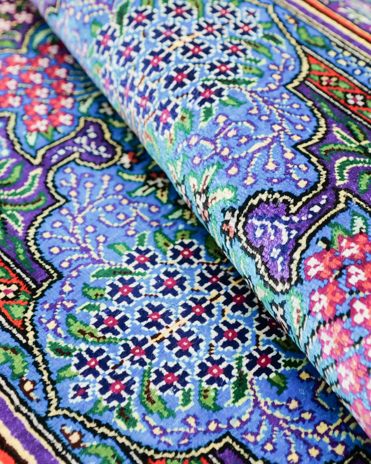 紫の色彩が印象的なクム産シルクペルシャ絨毯 花柄