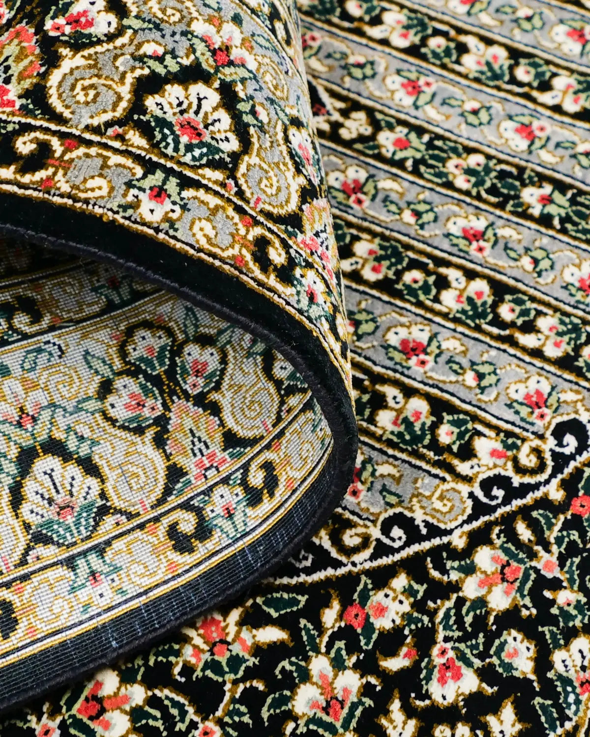 ペルシャ絨毯 ムサヴィ工房 クム産 シルク 黒地 メダリオン文様