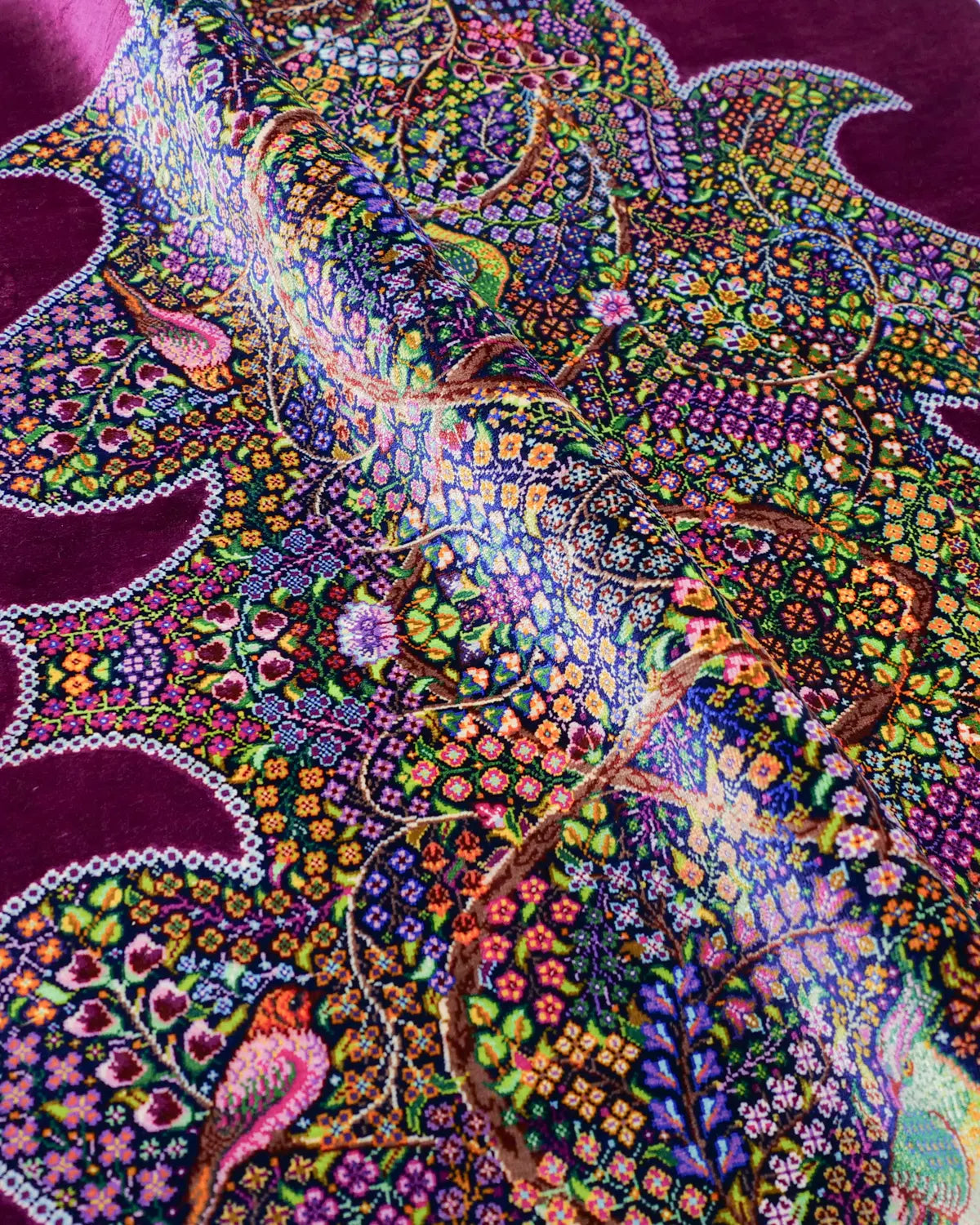 ペルシャ絨毯 クム産 手織りシルク 紫色のフレーム