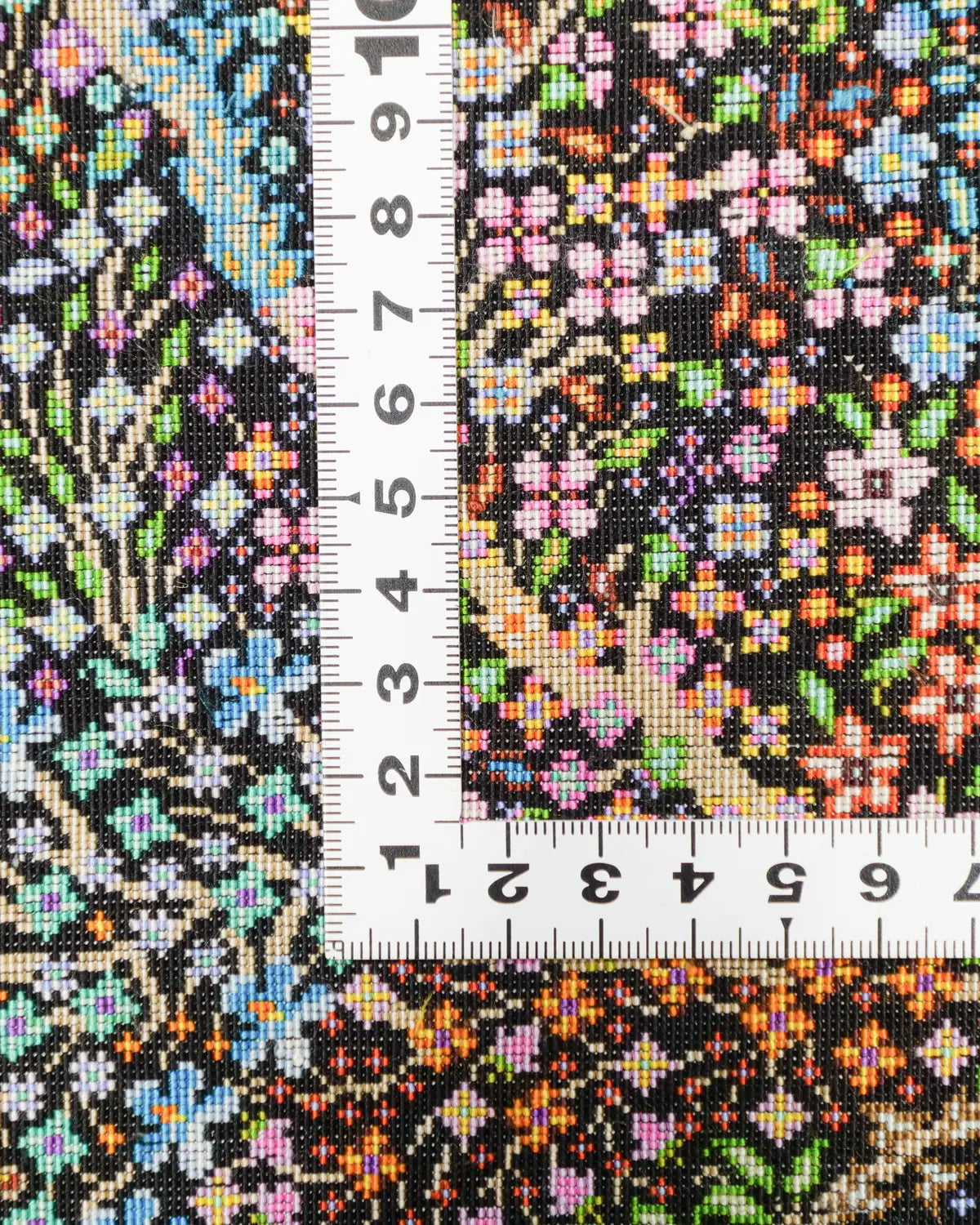 クム産シルク手織りラグ 黒とオレンジのコントラスト