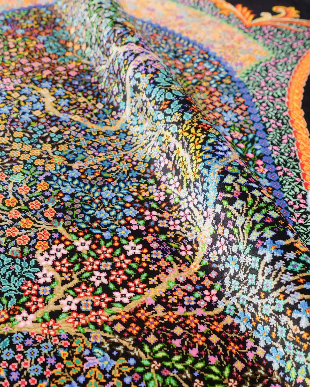 ペルシャ絨毯 クム産 手織りシルク 黒ベース