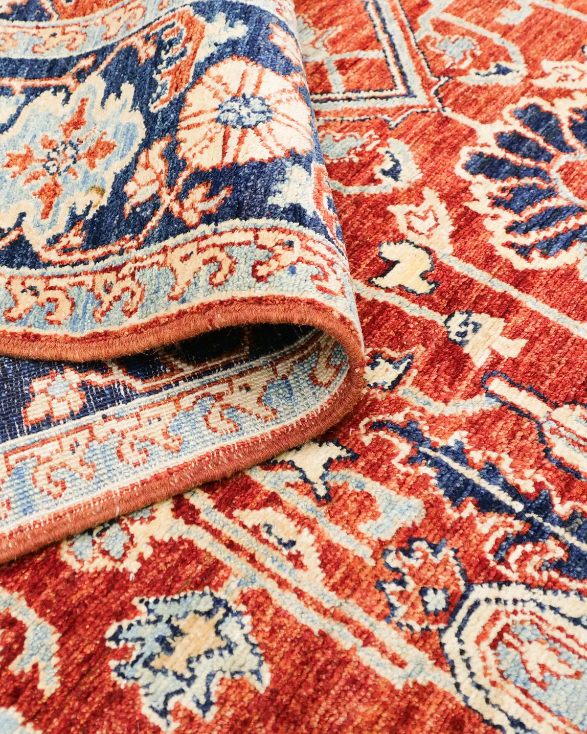 伝統文様のアフガニスタン手織り絨毯