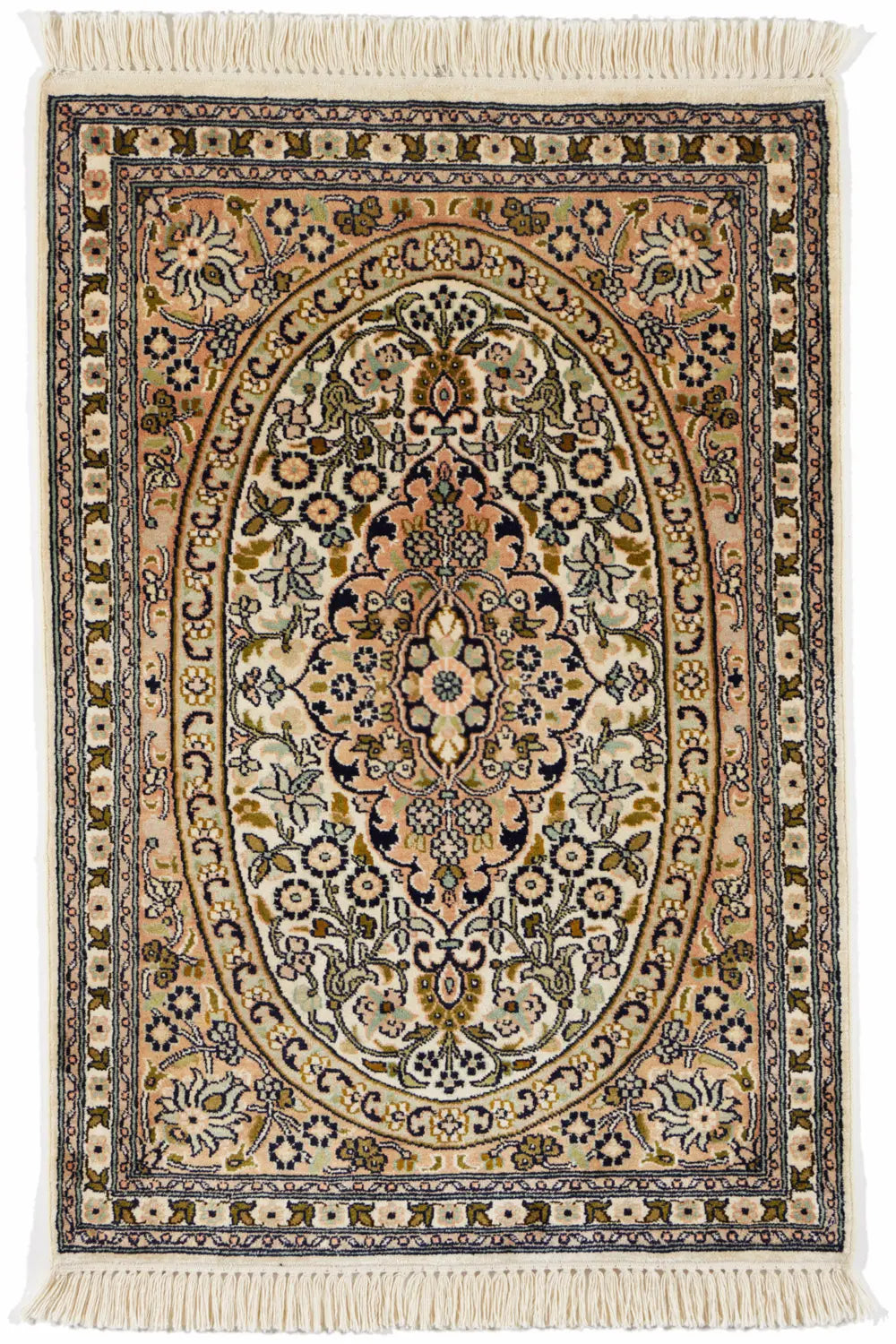 カシミール地方産のシルク手織り絨毯。黄色味を帯びたヴィンテージライクなデザイン