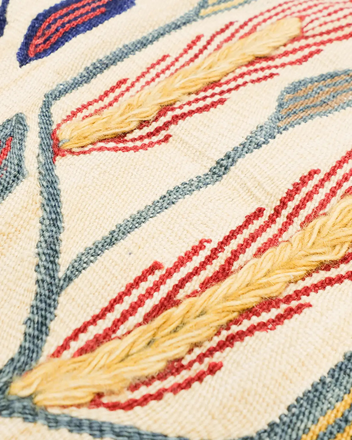 ウールラグ 朱色とナチュラルの草花デザイン