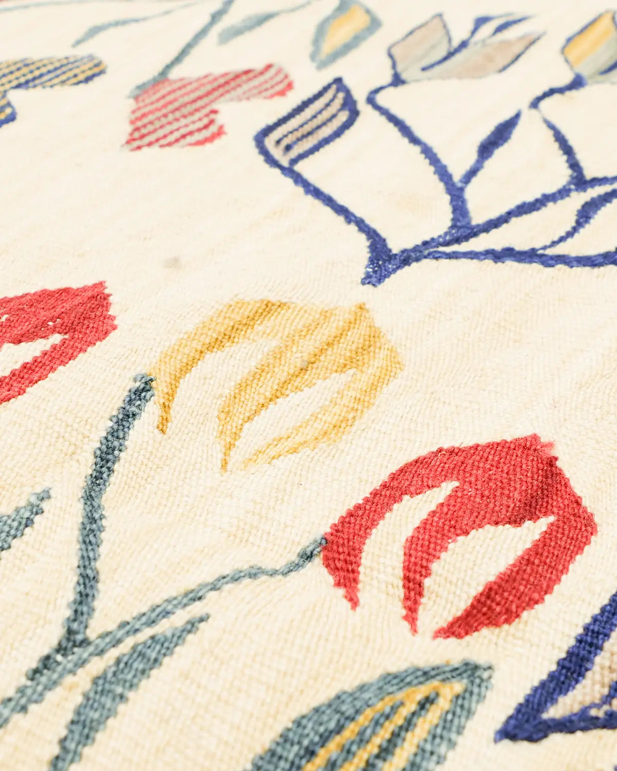 ジジム織りの立体模様が美しい手織りキリム