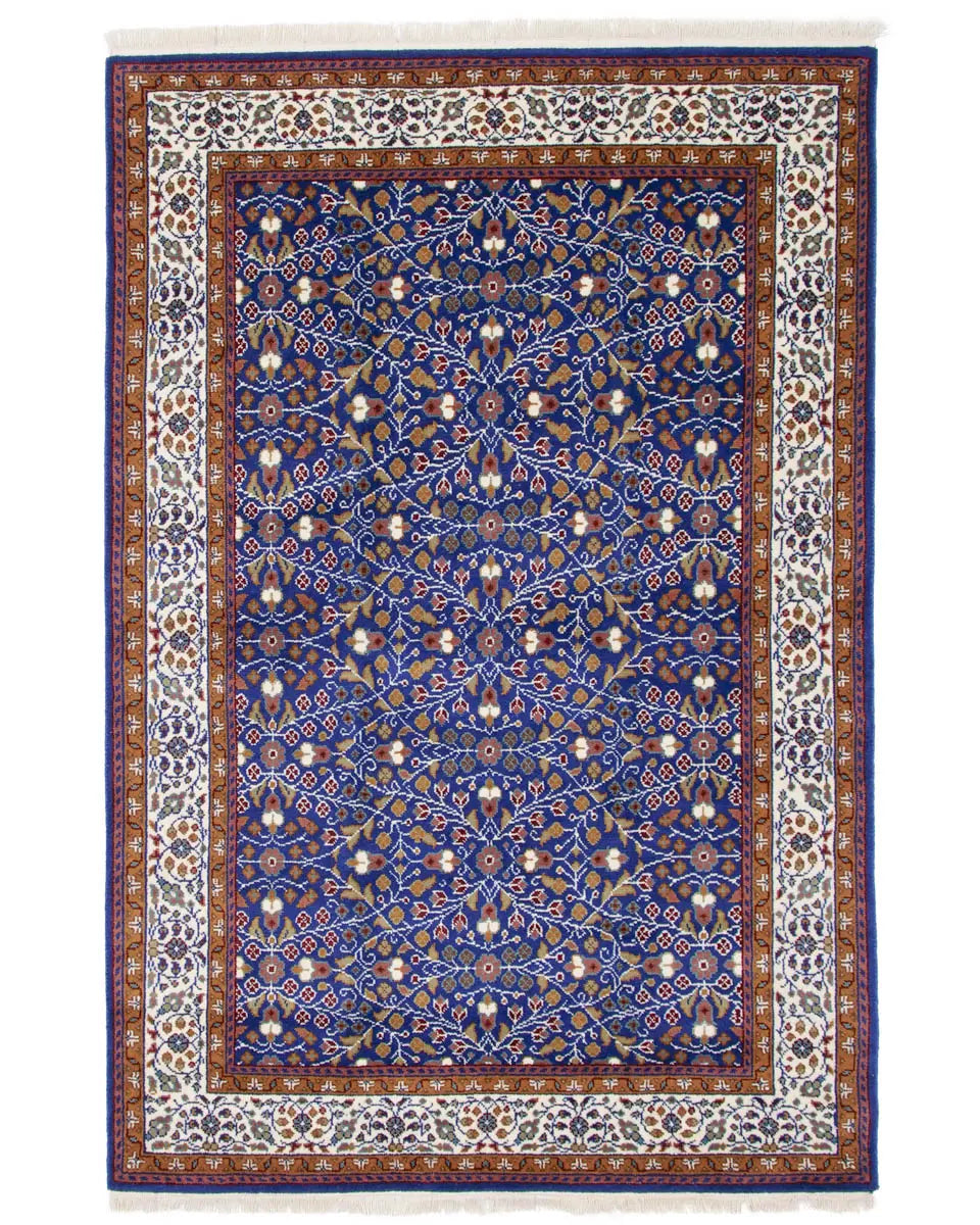 トルコ・カイセリ産の手織りウール絨毯。ブルーを基調に花模様が施された上品なデザイン（約148×220cm）
