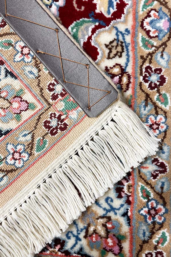 ペルシャ絨毯ウール＆シルク、ベージュ色基調、ナイン製、唐草模様と花のデザイン