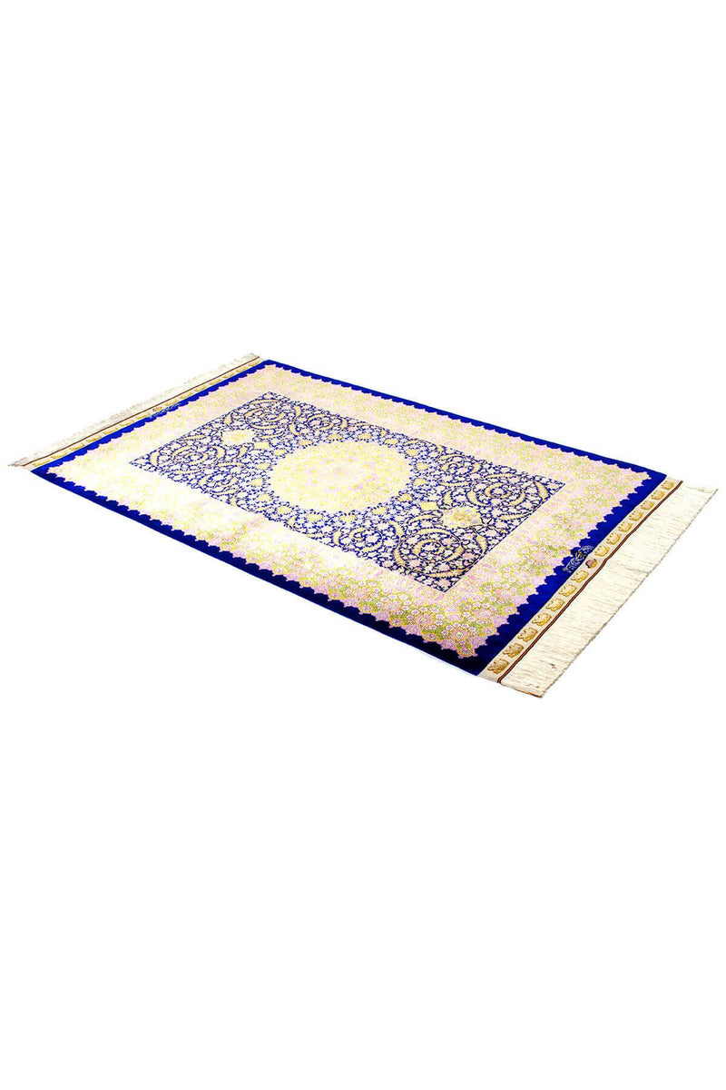 イラン・クム産のシルク手織りペルシャ絨毯、ライオン模様とロイヤルブルーのベースカラー