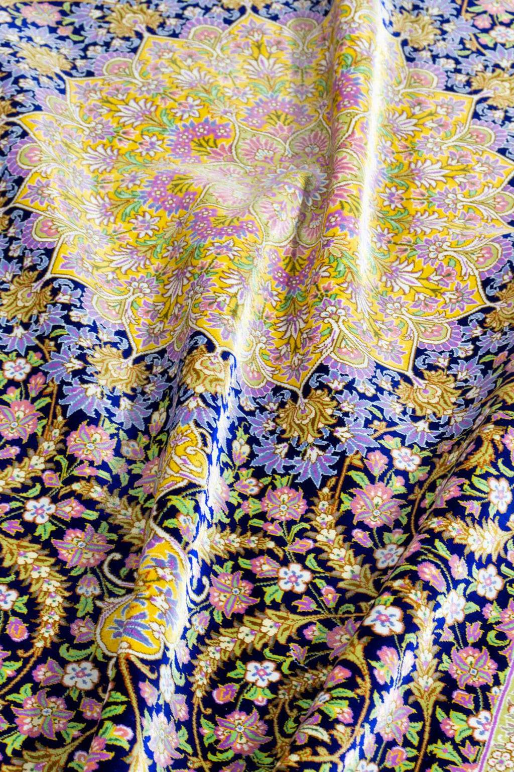 ペルシャ絨毯　クム産　ジェッディ工房　シルク　約103cm x 152cm