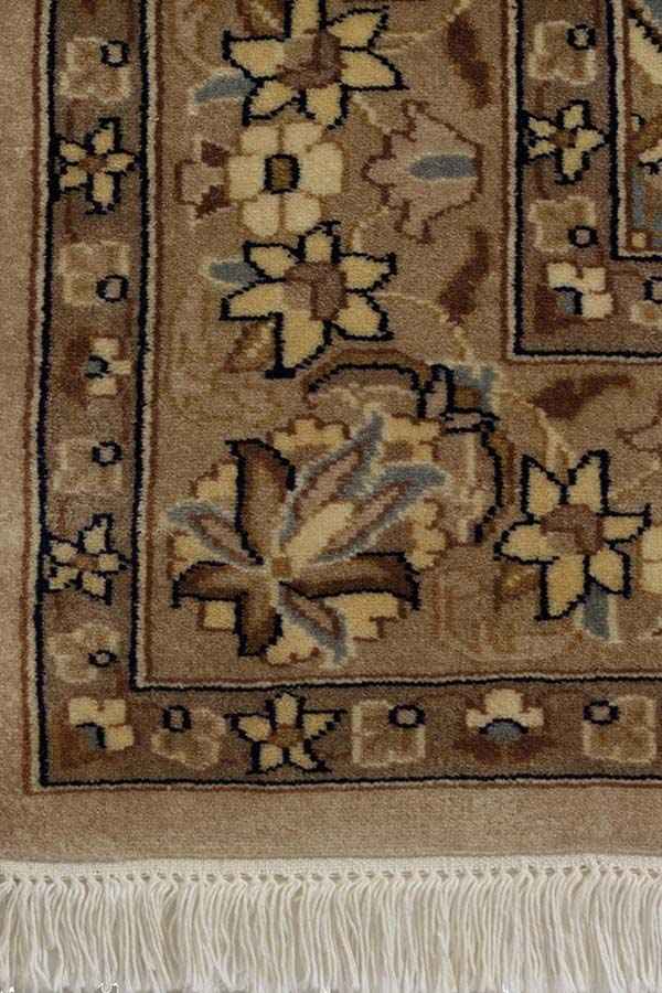 茶色のパキスタン絨毯