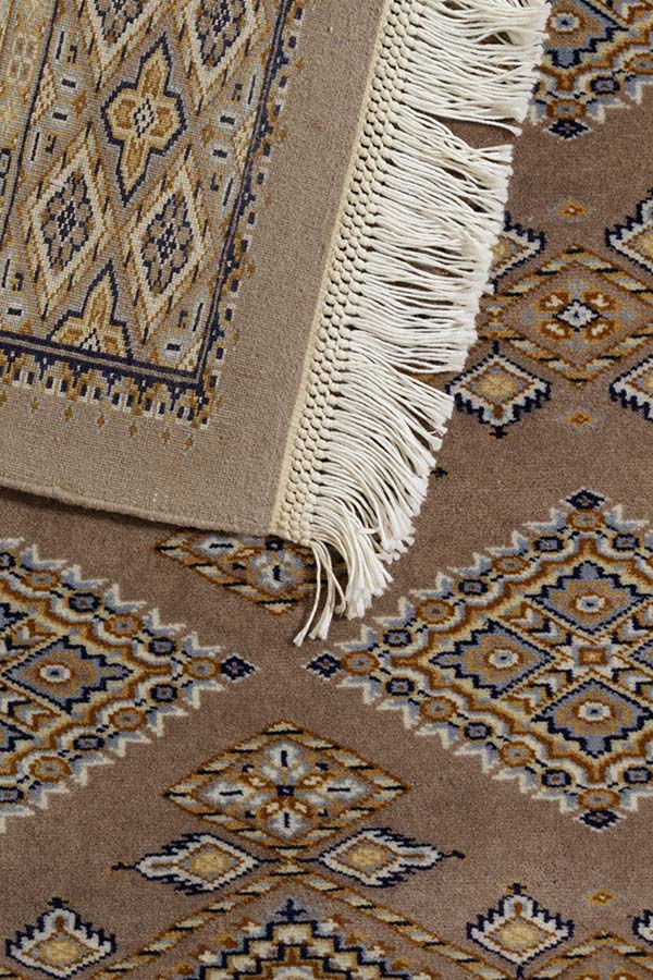 「12/24」の緻密な織りとその細やかな模様が特徴のパキスタン絨毯