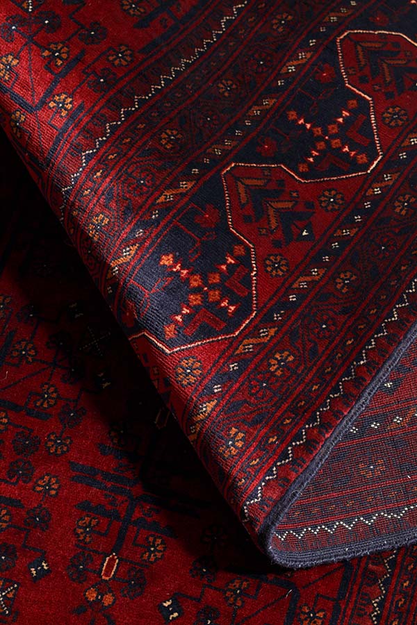 赤色のアフガニスタン絨毯