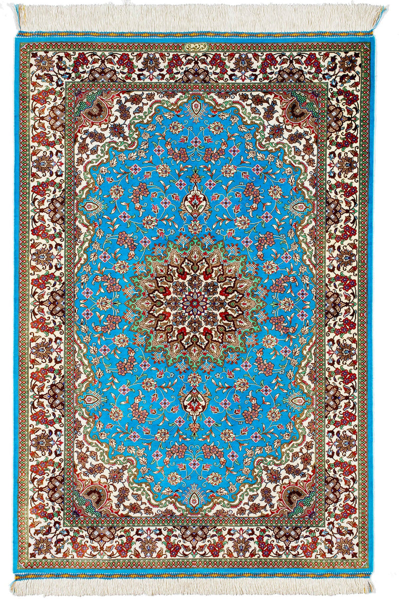クム産の鮮やかなスカイブルーのシルクペルシャ絨毯。メダリオンと花々の緻密なデザイン。