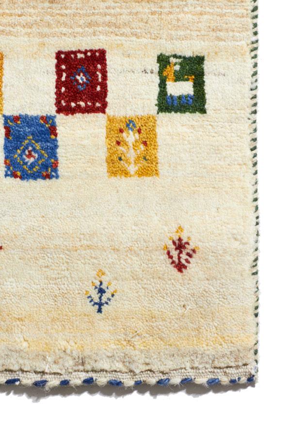 細かな手織りの模様が特徴のペルシャギャッベ - 自然のモチーフが美しく表現"