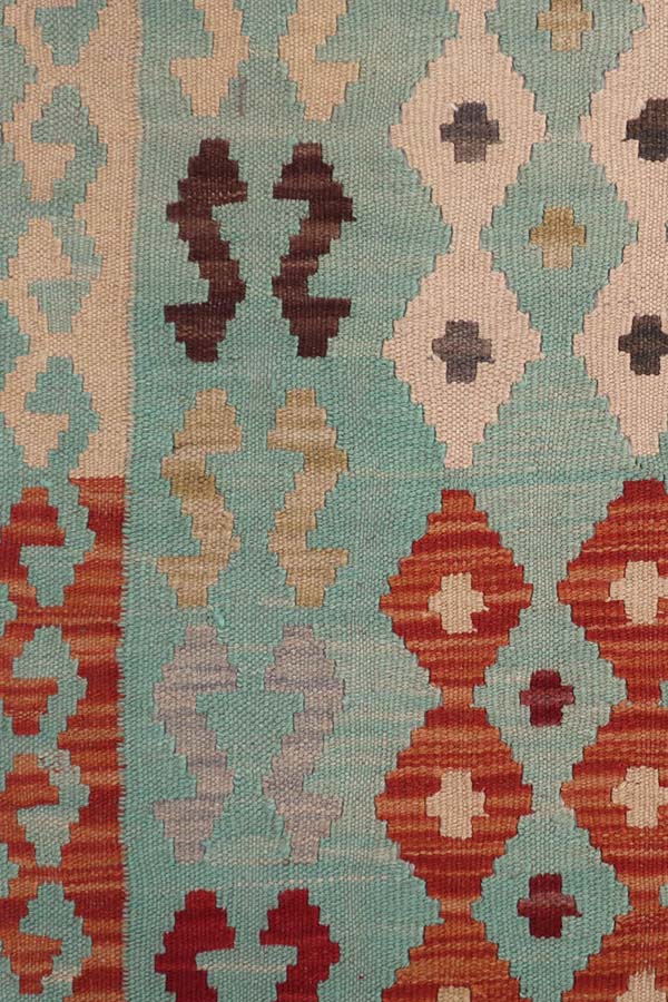 アフガニスタン産のウールキリム。平織りで両面使用可能。デザインと風合いが空間に魅力を加えます。