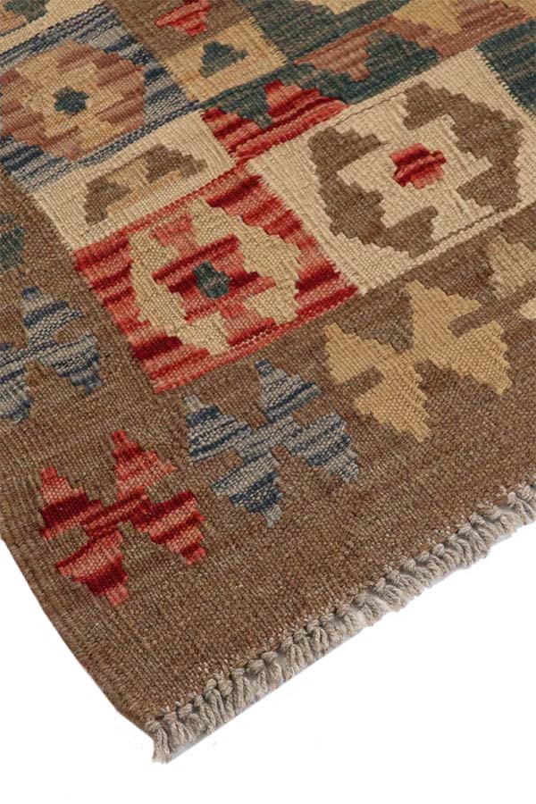色と幾何学模様が特徴のアフガニスタン産手織りキリム