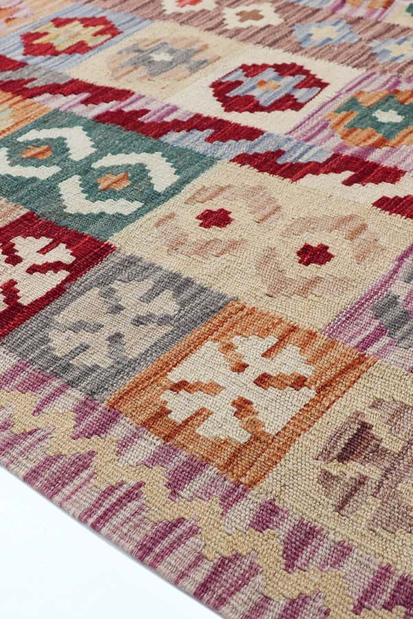アフガニスタン産のキリム絨毯。パープルとベージュのボーダー柄、幾何学模様の手織りデザイン。