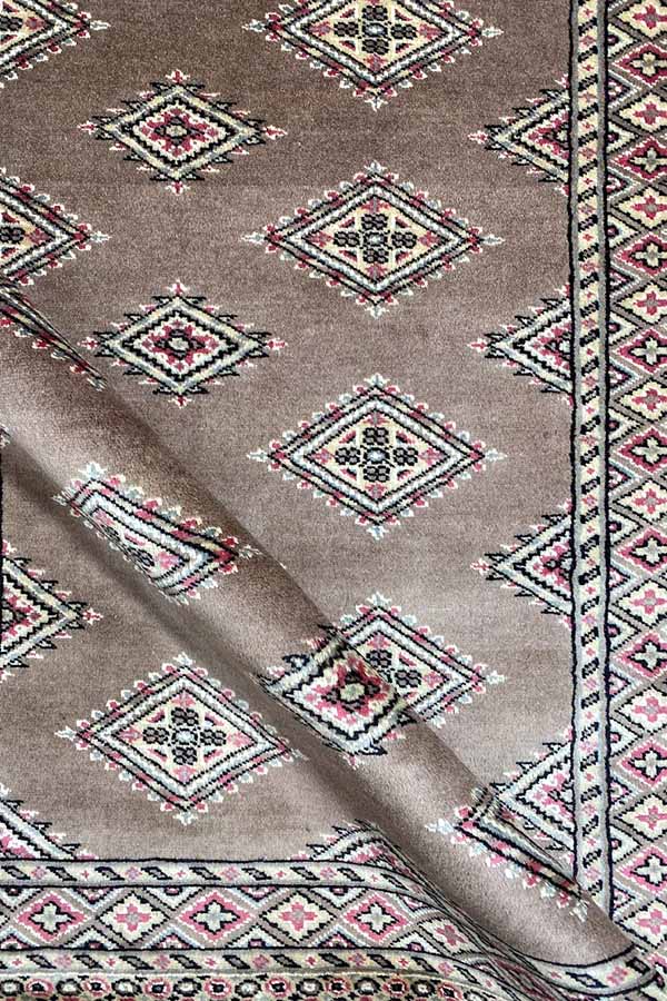 パキスタン茶色の絨毯
