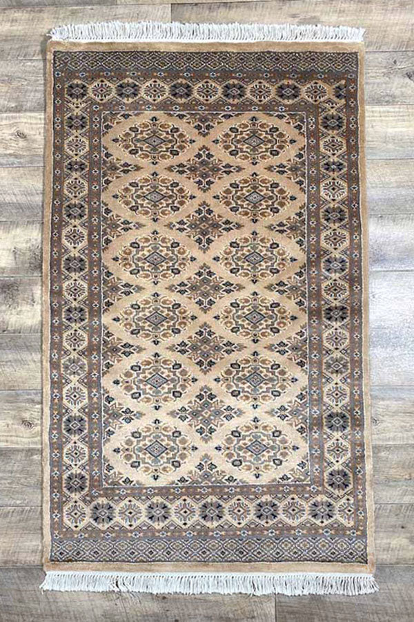 パキスタン絨毯<br>約96cm x 155cm