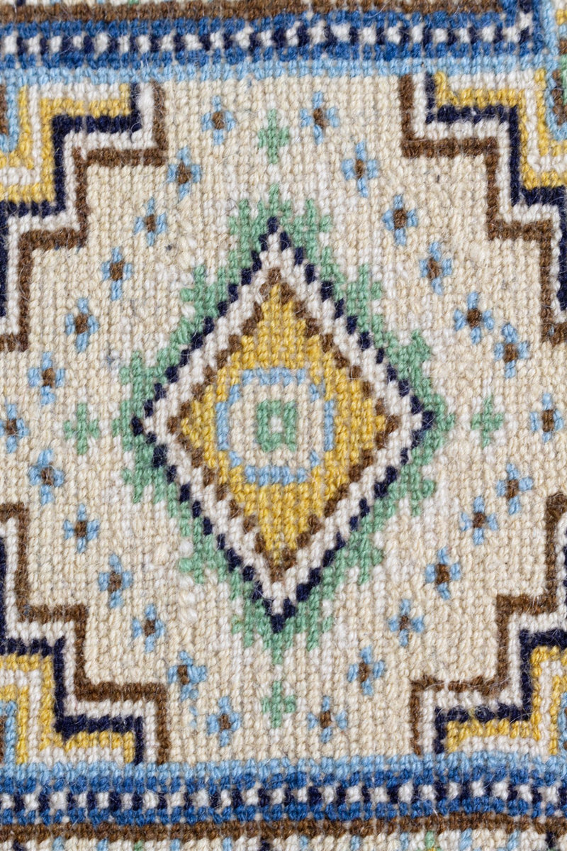 パキスタンのパンジャーブ州、ラホールで織られた手織り絨毯の織りの細かさ