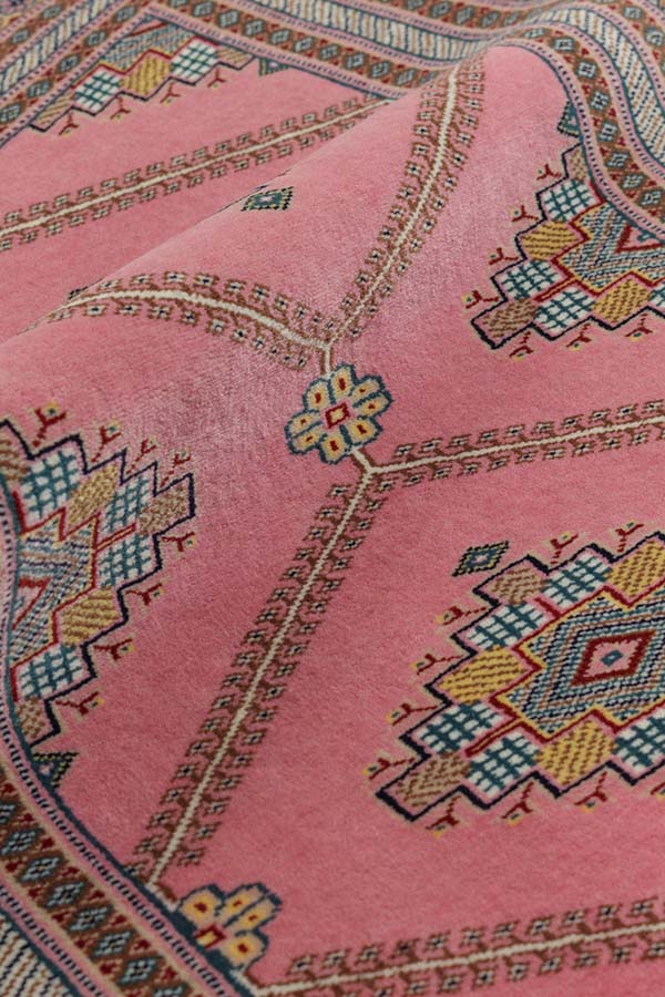ピンク色の絨毯玄関マットサイズの素材感