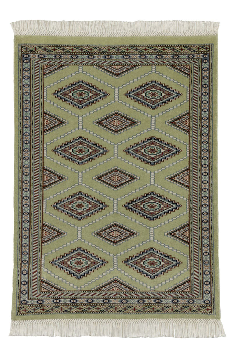 パキスタン製高品質絨毯 - 鮮やかなグリーンのベースカラーで、細かい模様が特徴的。素材は100%ニュージーランド産ウール。