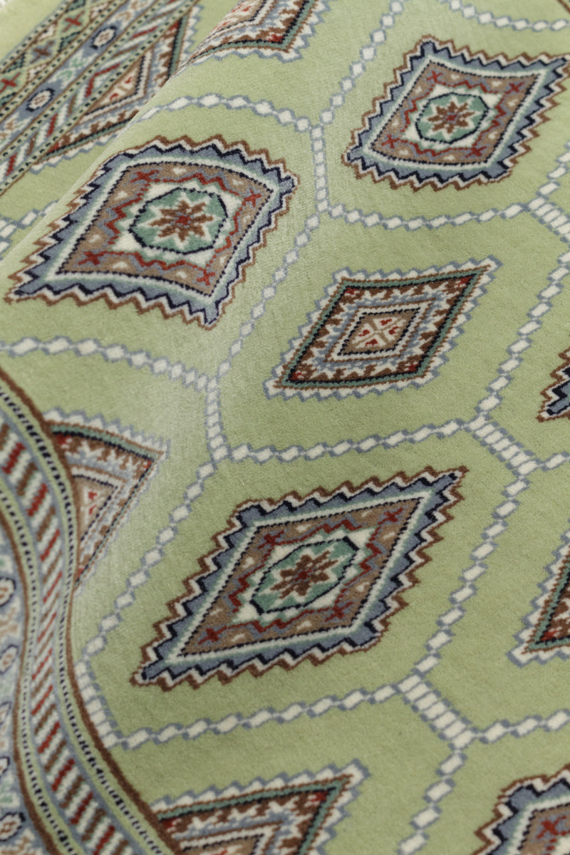 高ランクパキスタン絨毯 - 3つのランクの中で最上位の絨毯。織りの細かさとデザインで高評価。