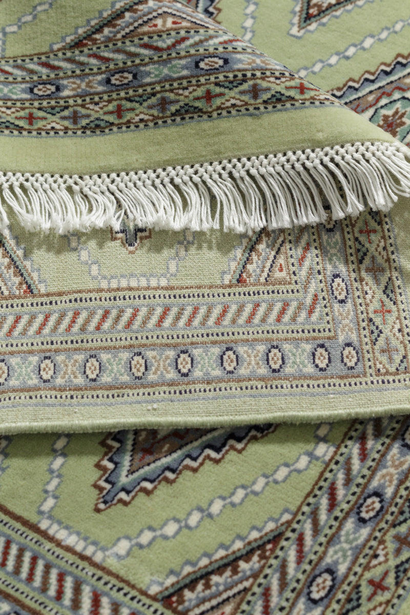 パンジャーブのウール絨毯 - みっちりとした肌触りと若草のようなカラーで、手織りの美しさを表現。